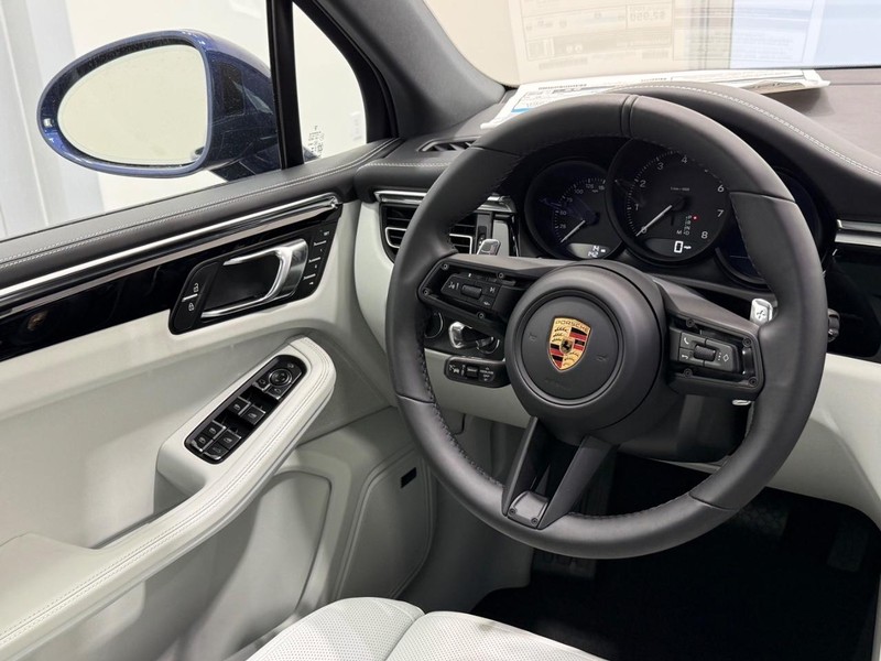 Porsche Macan Vehicle Full-screen Gallery Image 17