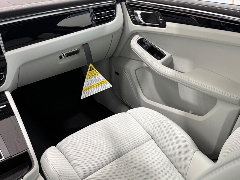 Porsche Macan Vehicle Full-screen Gallery Image 18