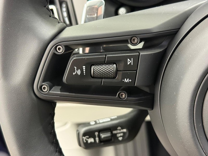 Porsche Macan Vehicle Full-screen Gallery Image 20