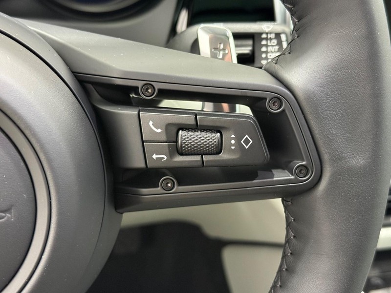 Porsche Macan Vehicle Full-screen Gallery Image 21