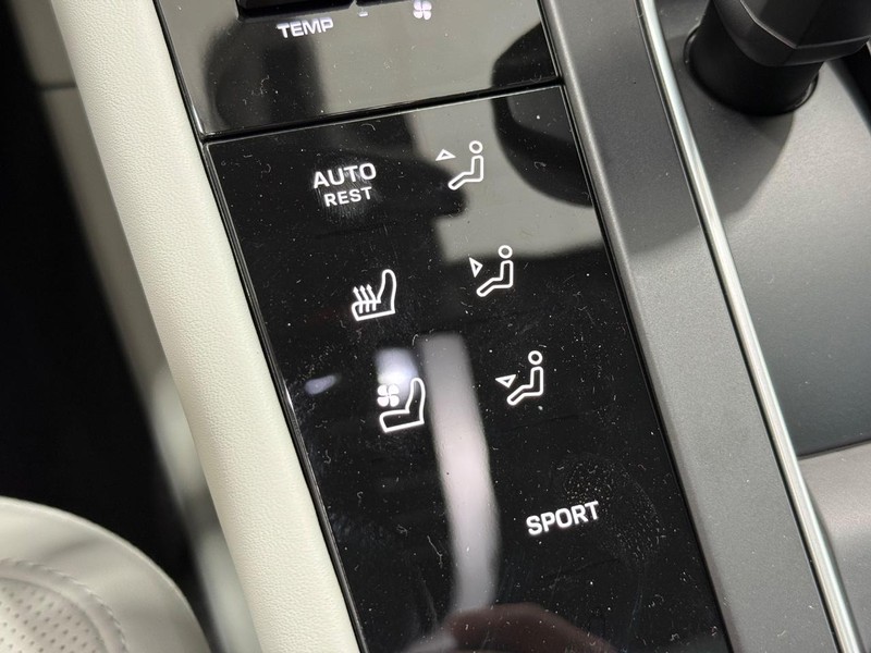 Porsche Macan Vehicle Full-screen Gallery Image 22