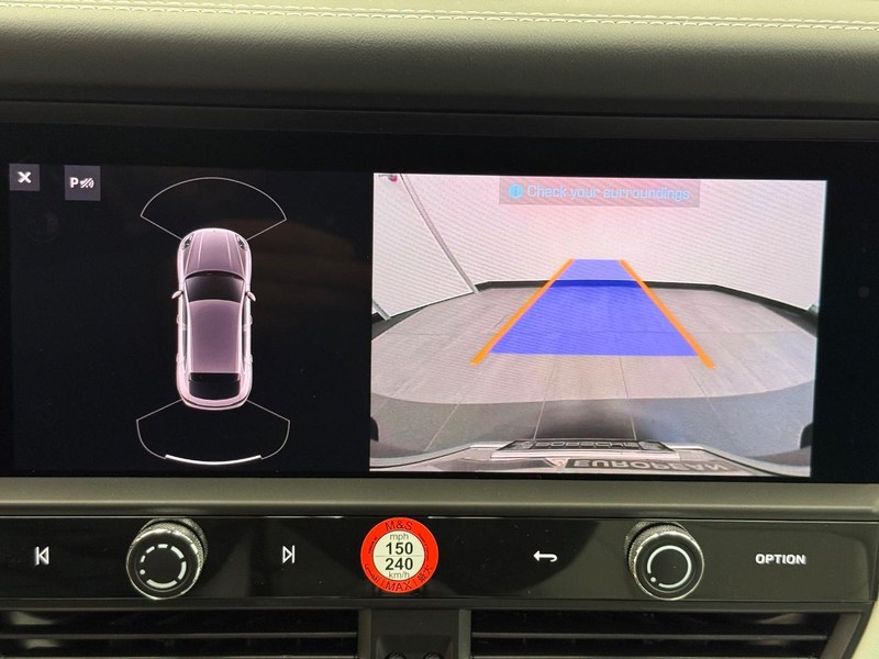 Porsche Macan Vehicle Full-screen Gallery Image 23