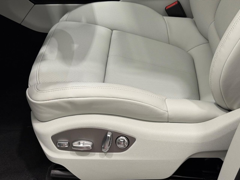 Porsche Macan Vehicle Full-screen Gallery Image 26