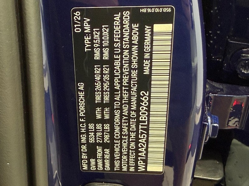 Porsche Macan Vehicle Full-screen Gallery Image 27