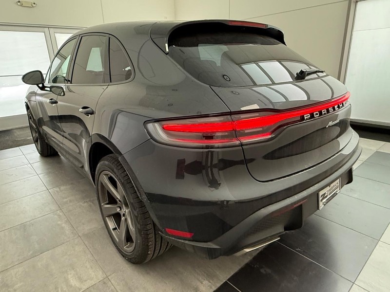 Porsche Macan Vehicle Full-screen Gallery Image 3