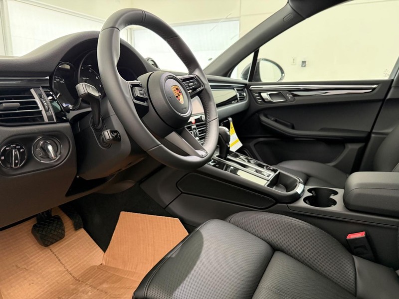 Porsche Macan Vehicle Full-screen Gallery Image 4