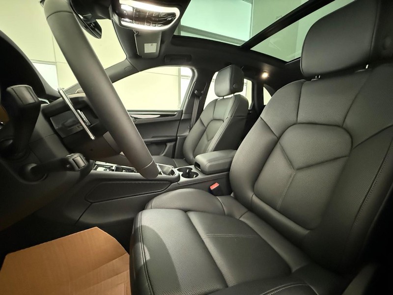 Porsche Macan Vehicle Full-screen Gallery Image 5