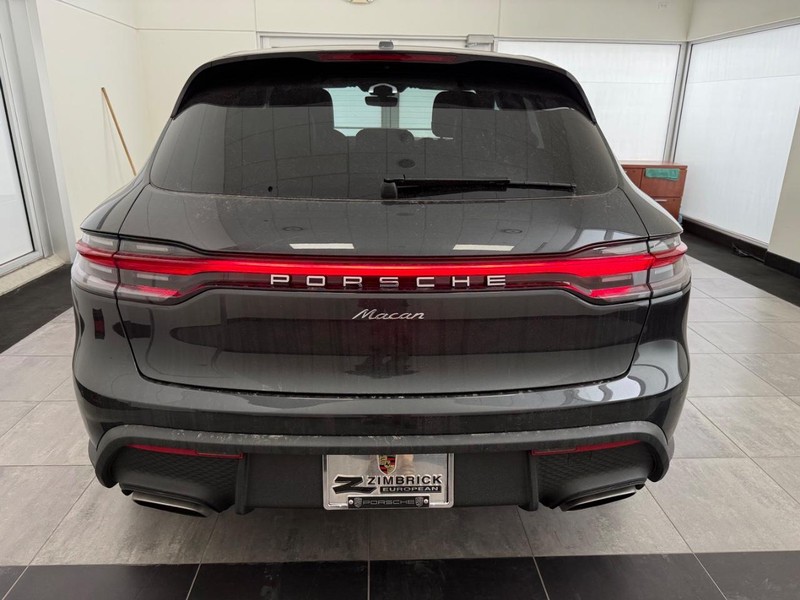 Porsche Macan Vehicle Full-screen Gallery Image 6