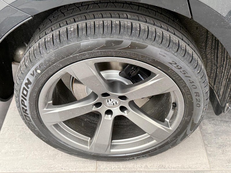 Porsche Macan Vehicle Full-screen Gallery Image 8