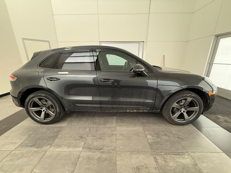 Porsche Macan Vehicle Full-screen Gallery Image 9