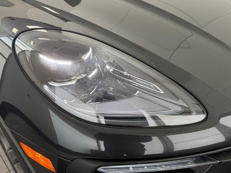 Porsche Macan Vehicle Full-screen Gallery Image 10