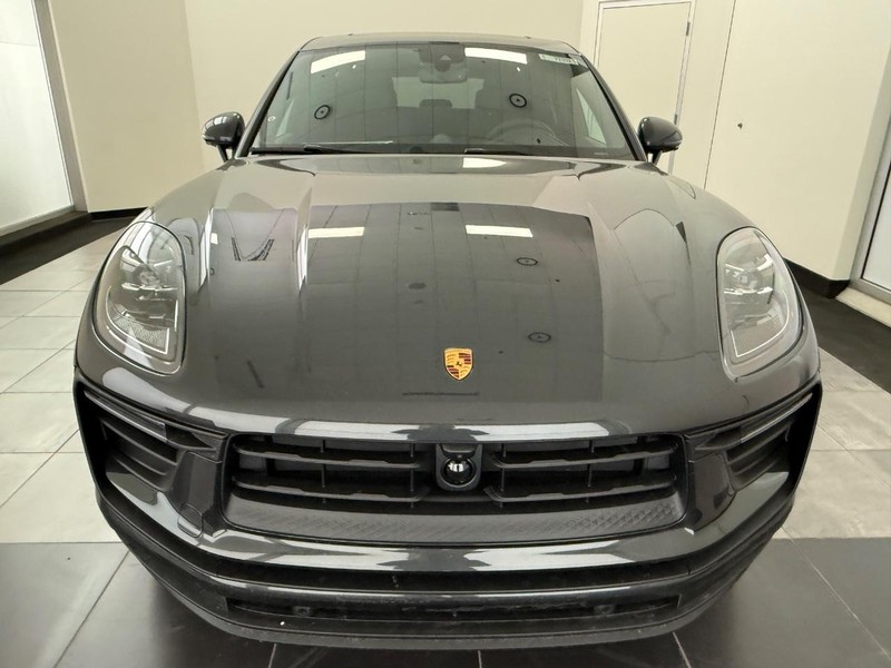 Porsche Macan Vehicle Full-screen Gallery Image 11