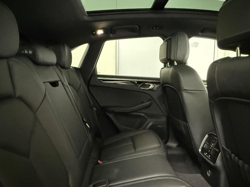 Porsche Macan Vehicle Full-screen Gallery Image 12