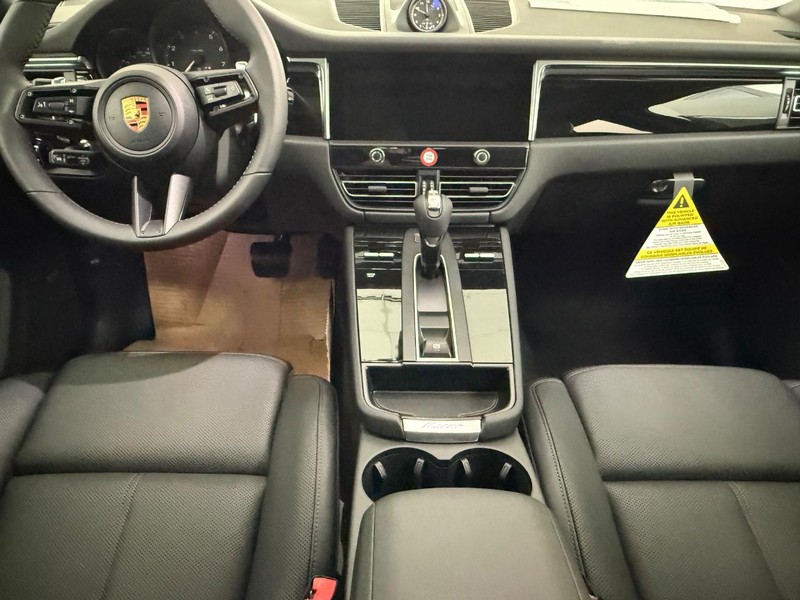 Porsche Macan Vehicle Full-screen Gallery Image 13