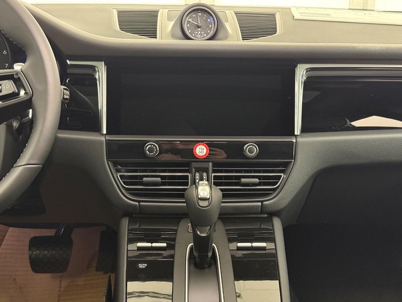 Porsche Macan Vehicle Full-screen Gallery Image 14