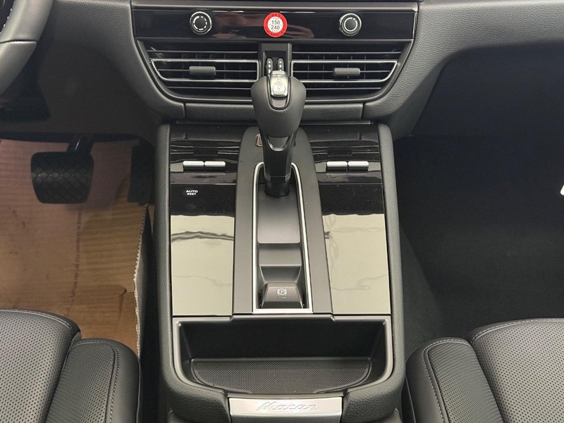 Porsche Macan Vehicle Full-screen Gallery Image 15