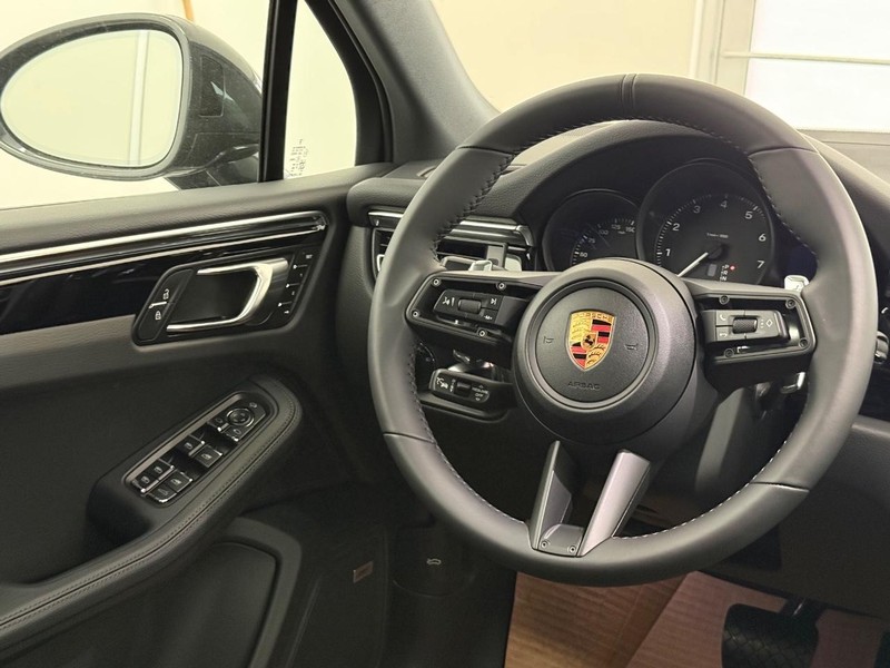 Porsche Macan Vehicle Full-screen Gallery Image 16