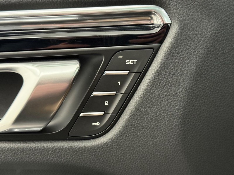 Porsche Macan Vehicle Full-screen Gallery Image 18