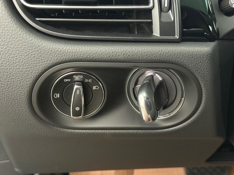 Porsche Macan Vehicle Full-screen Gallery Image 19