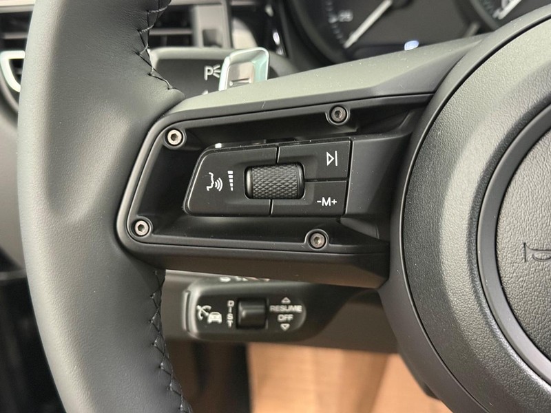 Porsche Macan Vehicle Full-screen Gallery Image 20