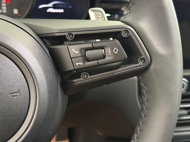 Porsche Macan Vehicle Full-screen Gallery Image 21