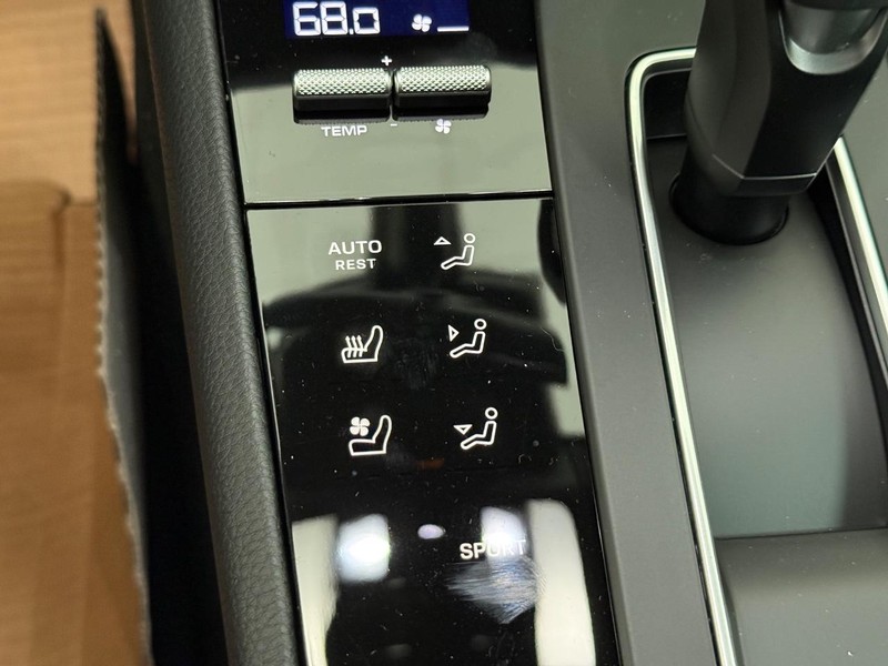 Porsche Macan Vehicle Full-screen Gallery Image 23