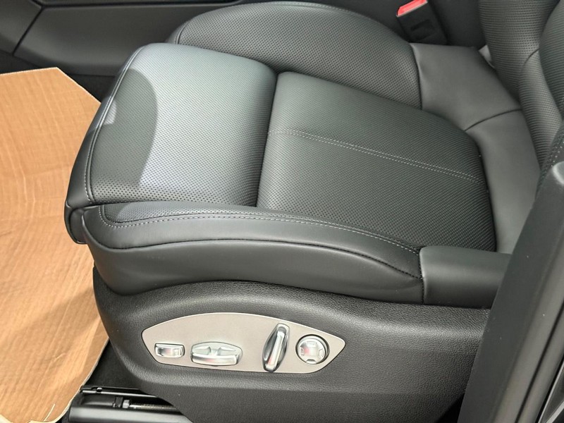 Porsche Macan Vehicle Full-screen Gallery Image 25