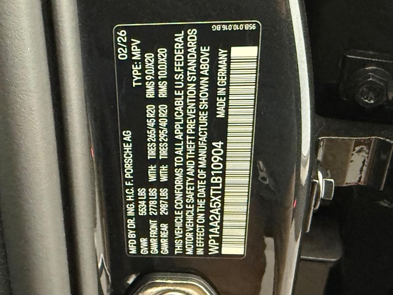 Porsche Macan Vehicle Full-screen Gallery Image 26