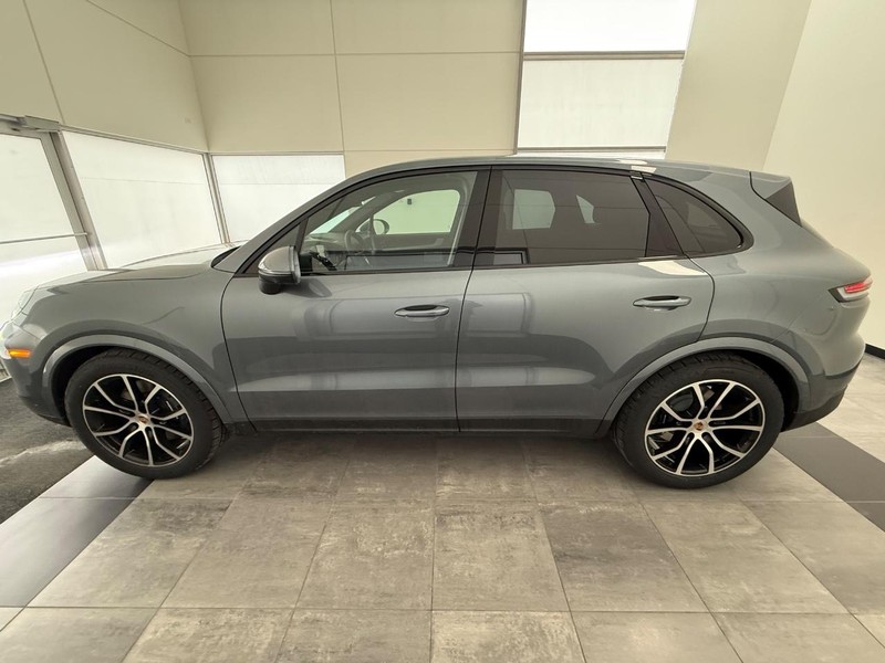 Porsche Cayenne Vehicle Full-screen Gallery Image 2