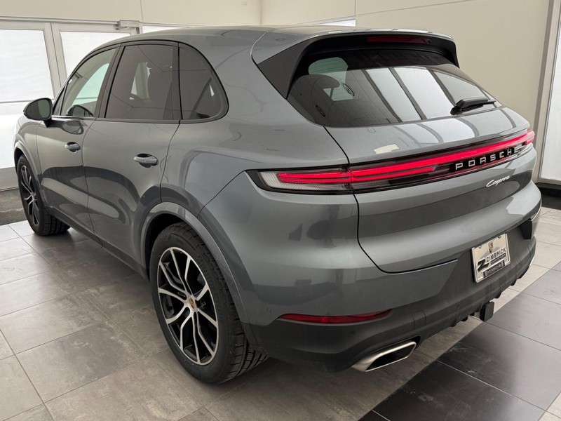 Porsche Cayenne Vehicle Full-screen Gallery Image 3