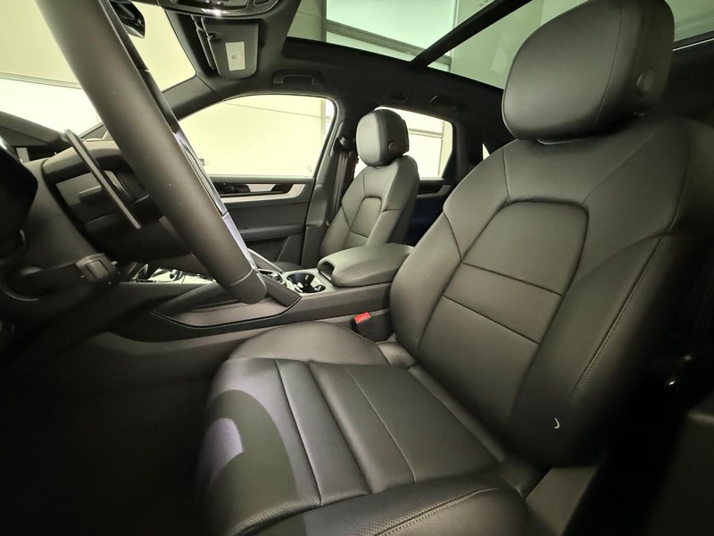 Porsche Cayenne Vehicle Full-screen Gallery Image 5