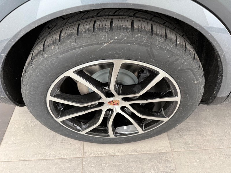 Porsche Cayenne Vehicle Full-screen Gallery Image 8