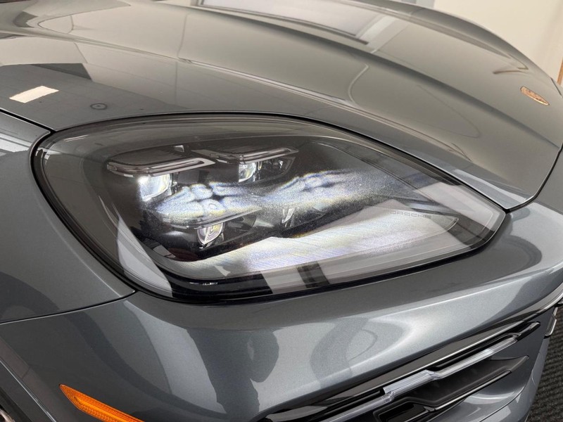 Porsche Cayenne Vehicle Full-screen Gallery Image 11