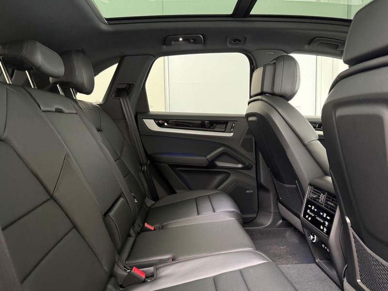 Porsche Cayenne Vehicle Full-screen Gallery Image 13