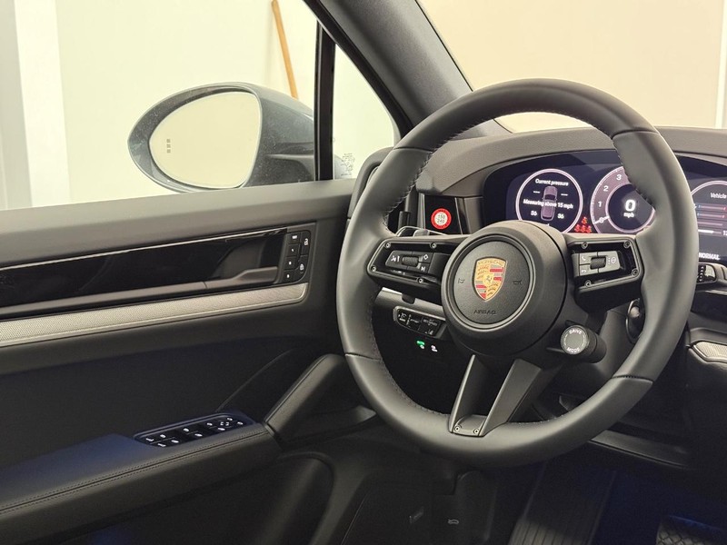 Porsche Cayenne Vehicle Full-screen Gallery Image 16