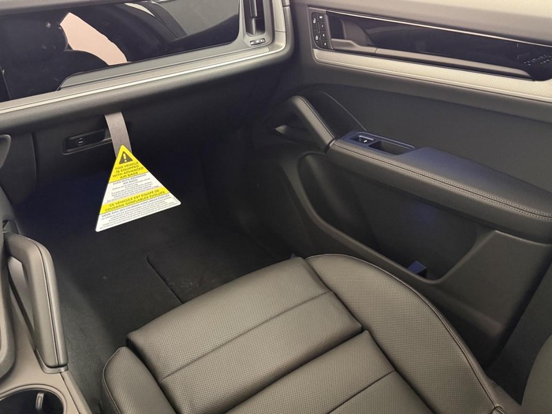 Porsche Cayenne Vehicle Full-screen Gallery Image 17