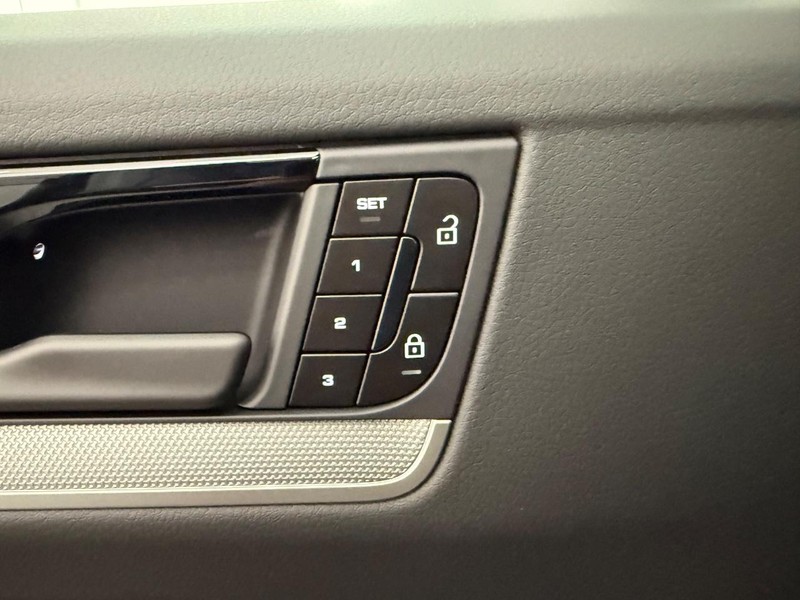 Porsche Cayenne Vehicle Full-screen Gallery Image 18