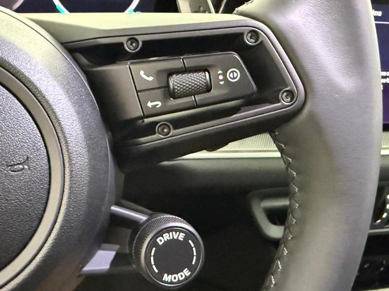 Porsche Cayenne Vehicle Full-screen Gallery Image 20