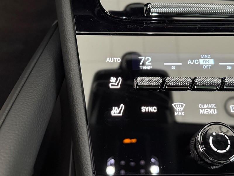 Porsche Cayenne Vehicle Full-screen Gallery Image 22