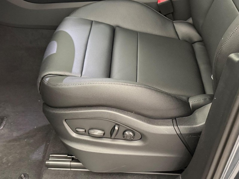 Porsche Cayenne Vehicle Full-screen Gallery Image 24