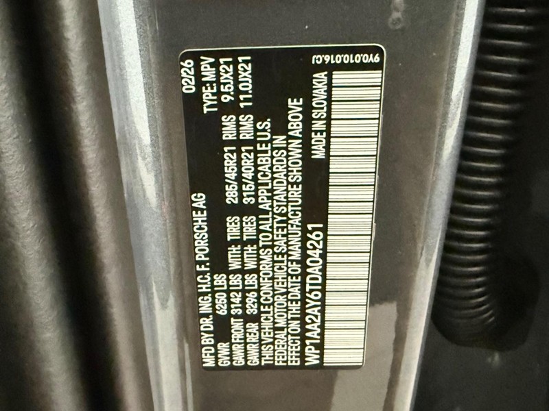 Porsche Cayenne Vehicle Full-screen Gallery Image 25