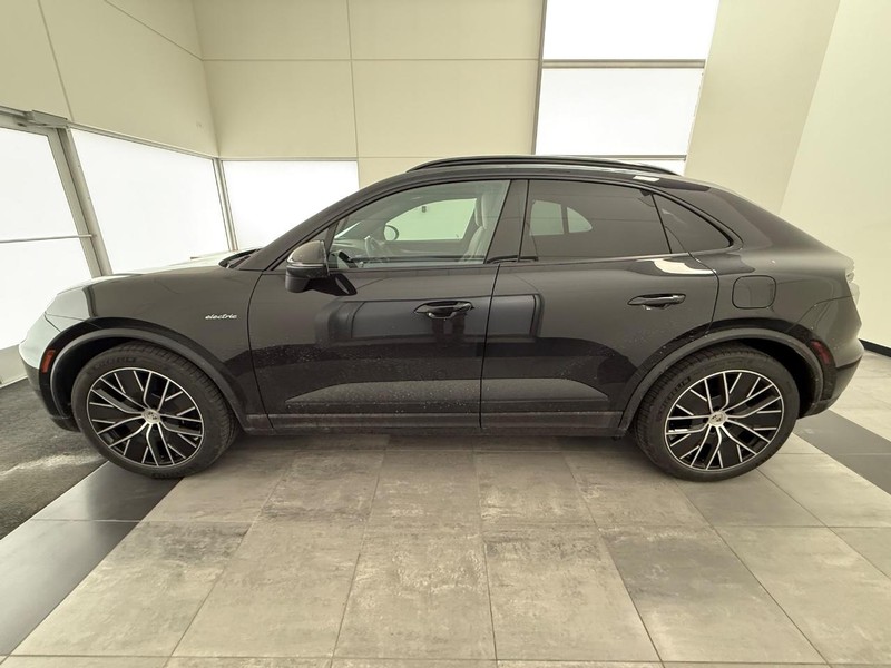 Porsche Macan Vehicle Full-screen Gallery Image 2