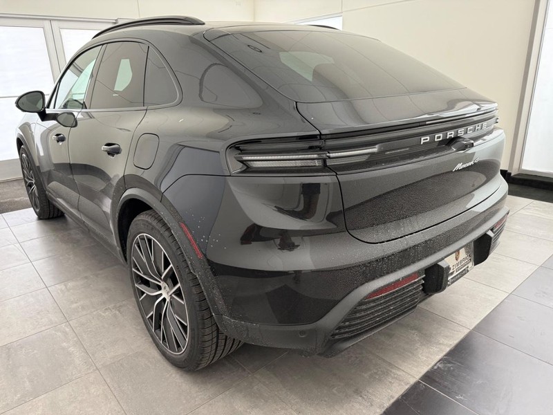 Porsche Macan Vehicle Full-screen Gallery Image 3