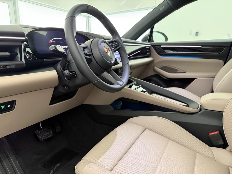 Porsche Macan Vehicle Full-screen Gallery Image 4