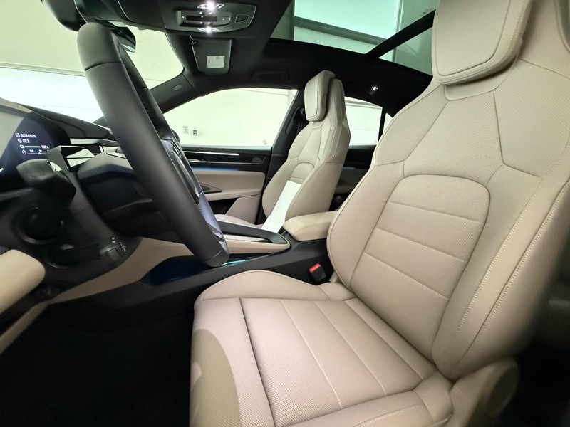 Porsche Macan Vehicle Full-screen Gallery Image 5