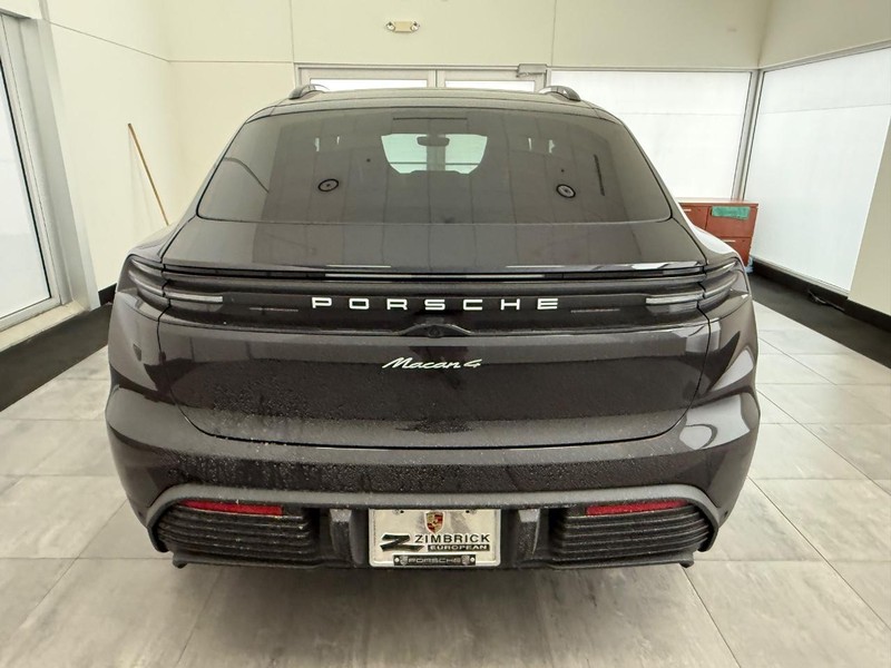 Porsche Macan Vehicle Full-screen Gallery Image 6