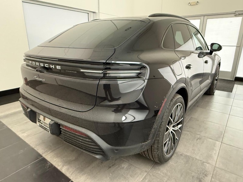 Porsche Macan Vehicle Full-screen Gallery Image 7