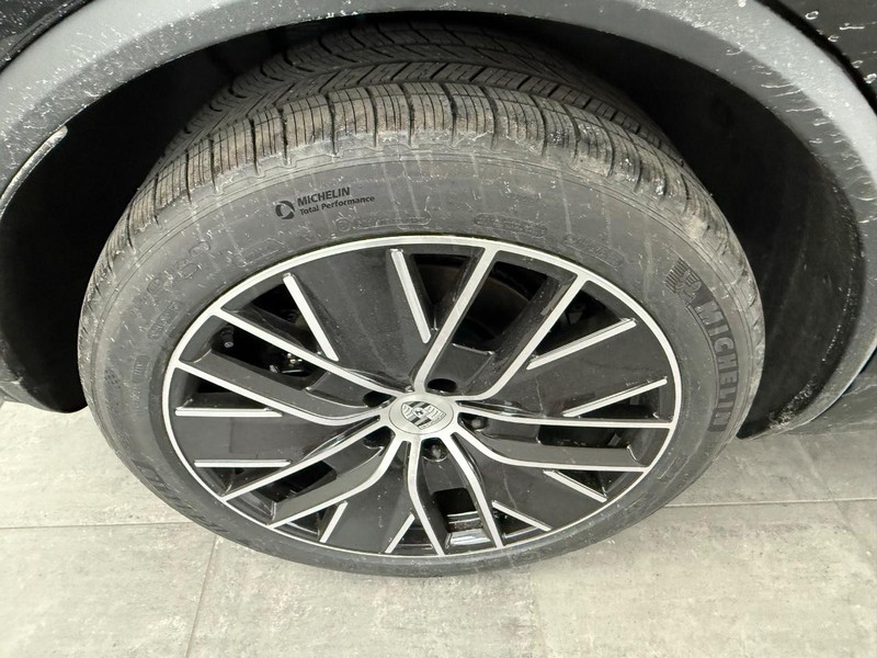 Porsche Macan Vehicle Full-screen Gallery Image 8