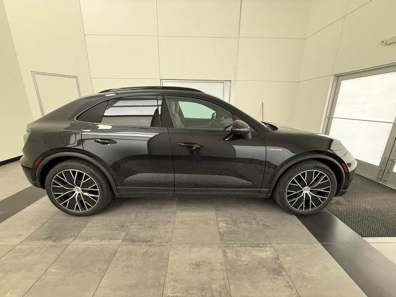 Porsche Macan Vehicle Full-screen Gallery Image 9