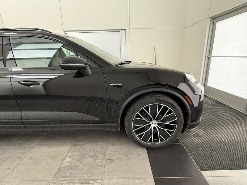 Porsche Macan Vehicle Full-screen Gallery Image 10